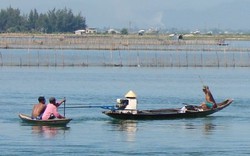 Thả 2,2 vạn tôm, cua giống xuống phá Tam Giang