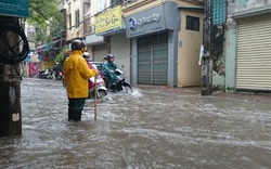 Sau cơn mưa kéo dài, Hà Nội lại ngập nặng