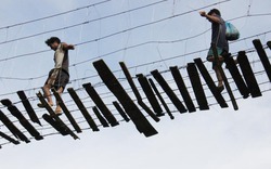 Chùm ảnh: Rợn tóc gáy với cầu treo tự tạo cao 25m ở Quảng Ngãi