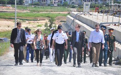 Đại tướng Mỹ Martin Dempsey đến sân bay Đà Nẵng thăm khu tẩy dioxin