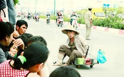 NÓNG: Bằng Kiều rách rưới lê trên phố, dân Sài thành ngần ngại đứng nhìn...