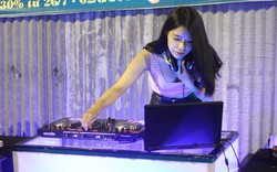 Nữ DJ mặc đồ sexy bán... trà chanh vỉa hè hút khách Sài thành