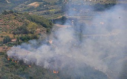 Hai chiến đấu cơ Italy đâm nhau trên không, gây cháy rừng