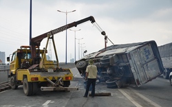 Xe tải lật ngang trên cầu Sài Gòn vì tài xế &#34;gật gù&#34;
