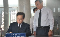 Thủ tướng xúc động ghi sổ tang bà Võ Thị Thắng