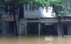 Mưa lớn trút xuống, đường phố Lào Cai biến thành sông