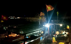 NÓNG: Sóng lớn quật chìm tàu du lịch nghỉ đêm trên vịnh Hạ Long
