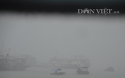 Chùm ảnh: Dông gió, mưa lớn “quay cuồng” vịnh Hạ Long