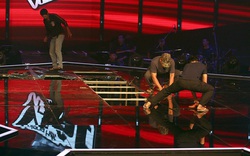 Thót tim sân khấu The Voice Kids sập khi thí sinh nhí đang biểu diễn