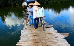 Chạy xe máy qua cầu tre mục nát, rơi xuống sông thiệt mạng