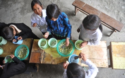 Khai giảng ở vùng dân tộc, miền núi: Lo... cơm cho trẻ tới trường