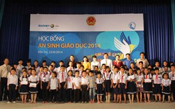Hàng trăm suất học bổng của Bảo Việt Nhân thọ đến với trẻ em nghèo tại Bến Tre - Điện Biên nhân dịp khai trường 