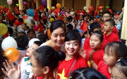 Sao Việt vui vẻ &#34;tự sướng&#34; cùng con trong lễ khai giảng năm học mới