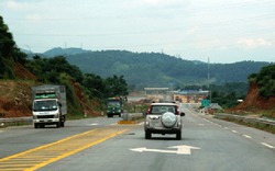 Thu phí trên cao tốc dài nhất Việt Nam: Chạy 245 km, xe con mất 300 nghìn đồng