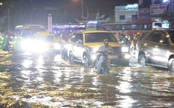 Đường Sài Gòn biến thành sông, giao thông rối loạn