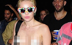 Miley Cyrus gây sốc khi dạo phố với vỏn vẹn một miếng dán ngực