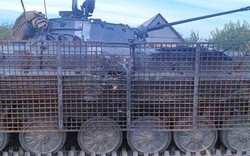 NÓNG: Ukraine dùng lồng sắt bảo vệ xe bọc thép khỏi súng phóng lựu