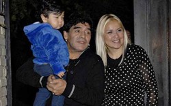 Vừa tái hợp, Maradona đã bị “cắm sừng”