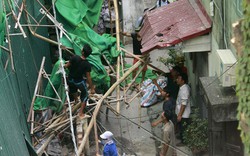 Hoảng hồn vì giàn giáo từ công trình 11 tầng rơi trúng nhà dân