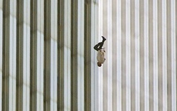 Bí ẩn người đàn ông trong bức ảnh nổi tiếng vụ 11.9