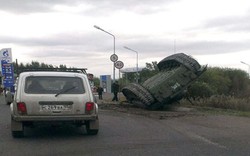 KHÓ TIN: Xe tăng T-72 Nga rơi, nằm ngửa bụng trên phố