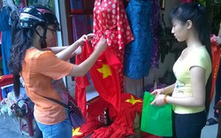 Phố cờ, áo, băng rôn “cháy hàng” vì U19 Việt Nam