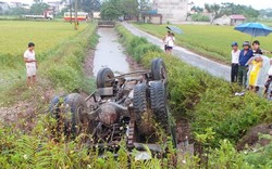 Xe tải nằm “chổng vó” dưới mương, tài xế thoát nạn