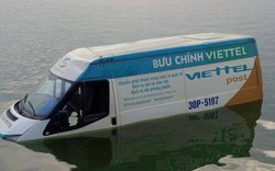 Xe ô tô Bưu chính Viettel mất lái, “bơi” giữa Hồ Tây