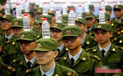 Sinh viên Trung Quốc tập quân sự như thi hoa hậu bị chê cười