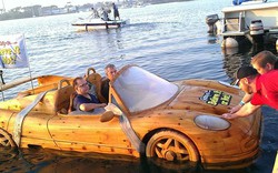 Ngỡ ngàng chiếc thuyền hình siêu xe Ferrari chạy trên mặt nước