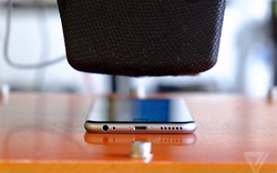 Bị khiếu nại “màn hình cong”, Apple show phòng “tra tấn” iPhone 6 