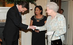 Thủ tướng Anh Cameron hứng &#34;gạch đá&#34; vì vô lễ với Nữ hoàng