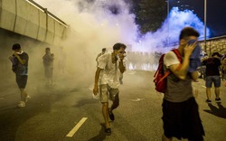 Cận cảnh người biểu tình Hong Kong bị giải tán bằng hơi cay