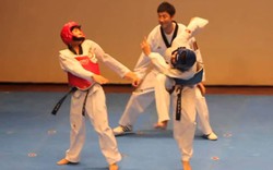 Clip: Hai võ sĩ taekwondo biến sàn đấu thành… vũ trường