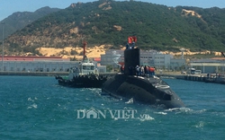 Ảnh: Lai dắt tàu ngầm Kilo 185-Khánh Hòa vào quân cảng Cam Ranh