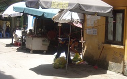Dân chợ cũng “bỏ của chạy lấy người” vì nắng nóng