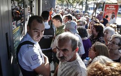 Hy Lạp vỡ nợ, dân ồ ạt kéo nhau ra nước ngoài