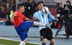 Clip: Tiền vệ Chile dùng kungfu triệt hạ Messi
