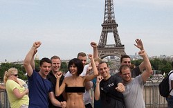 Vô tư khoả thân chụp hình gần tháp Eiffel, nữ nghệ sĩ bị bắt 