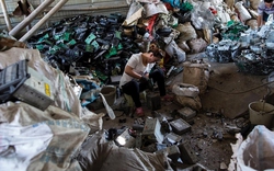 Bên trong bãi rác thải điện tử lớn nhất thế giới