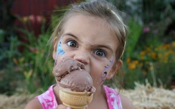 Phì cười với clip bé lần đầu ăn kem