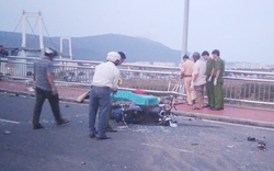 Đà Nẵng: Ô tô tông xe máy, 3 người văng khỏi cầu Thuận Phước