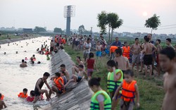 HN: Hàng trăm người “giải nhiệt” ở kênh thủy lợi
