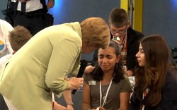 Clip: Bà đầm thép Merkel “vô cảm” trước bé gái tị nạn