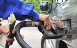 Ai đang từ chối giảm mạnh giá xăng?