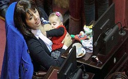 Nghị sĩ Argentina cho con bú giữa phiên họp quốc hội