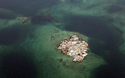 Ngàn người chen chúc trên hòn đảo chật nhất thế giới