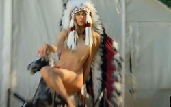 "Cô gái thổ dân" khỏa thân gây xôn xao truyền hình Mỹ