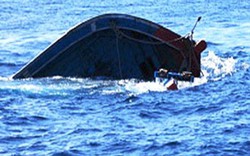Gió lốc đánh chìm 2 tàu cá, 7 người mất tích