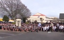 Video: Cả trường nhảy điệu chiến binh vĩnh biệt thầy giáo
